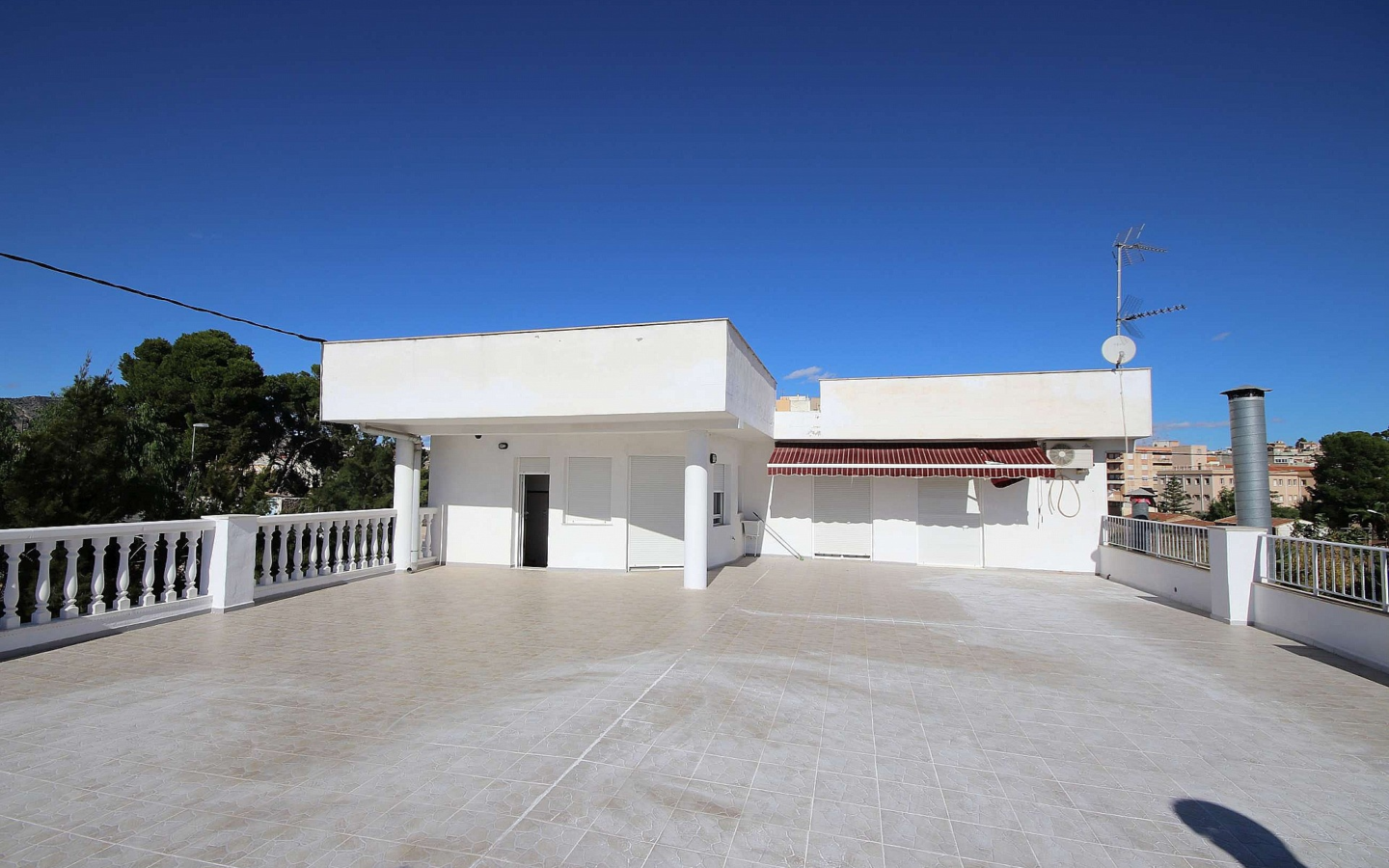 4-bedroom Commercial In Monovar, Spain (675 M²)
