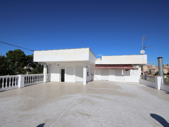 4-bedroom Commercial In Monovar, Spain (675 M²)