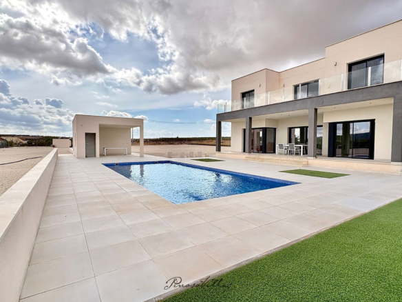 3-bedroom Detached Villa In Pinoso, Spain (150 M²)