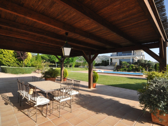 4-bedroom Detached Villa In Villena, Spain (500 M²)