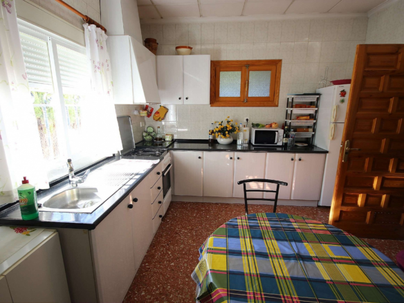 4-bedroom Commercial In Monovar, Spain (675 M²)