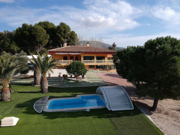 4-bedroom Detached Villa In Petrer, Spain (550 M²)