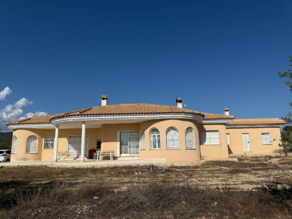 3-bedroom Detached Villa In Onil, Spain (215 M²)