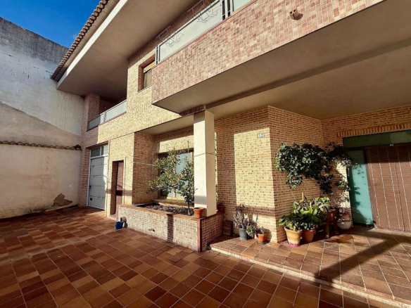 5-bedroom Townhouse In Pinoso, Spain (800 M²)