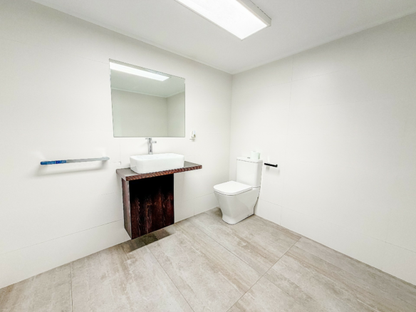 4-bedroom Commercial In Villena, Spain (299 M²)