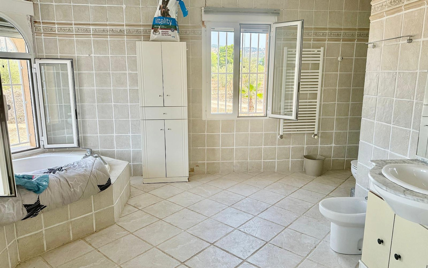3-bedroom Detached Villa In Onil, Spain (215 M²)