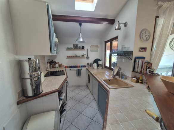 3-bedroom Apartment In Puissalicon, France (75 M²)