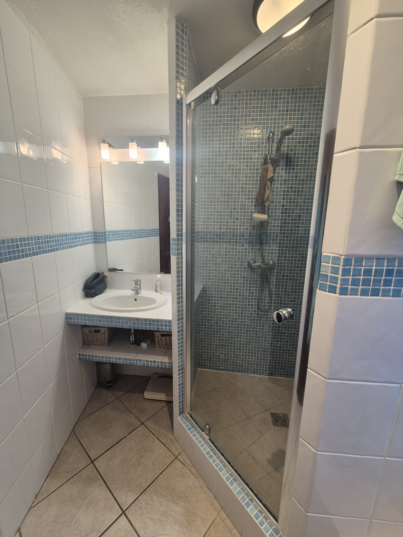 PUI135000EL-355489 3-bedroom Apartment In Puissalicon, France (75 M²)