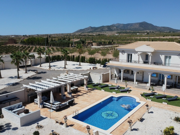 3-bedroom Detached Villa In Pinoso, Spain (195 M²)