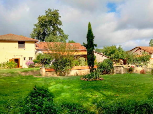3-bedroom Country House In Roumazieres-loubert, France (170 M²)