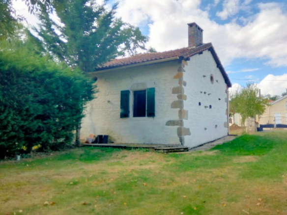 3-bedroom Country House In Roumazieres-loubert, France (170 M²)