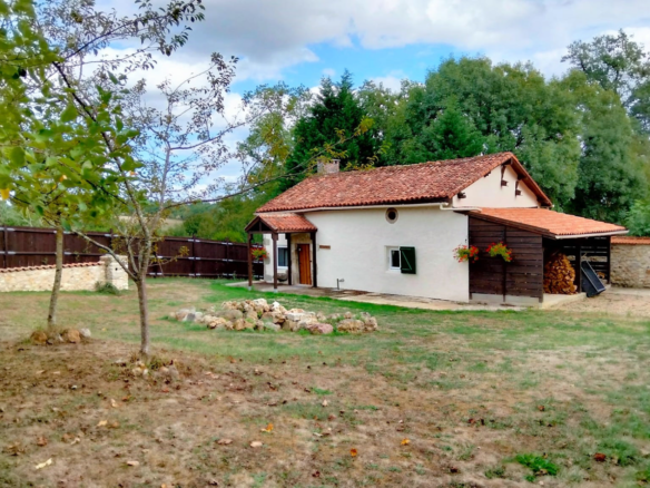 3-bedroom Country House In Roumazieres-loubert, France (170 M²)