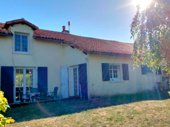 4-bedroom Country House In Usson-du-poitou, France (171 M²)