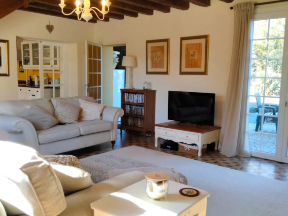 4-bedroom Country House In Usson-du-poitou, France (171 M²)