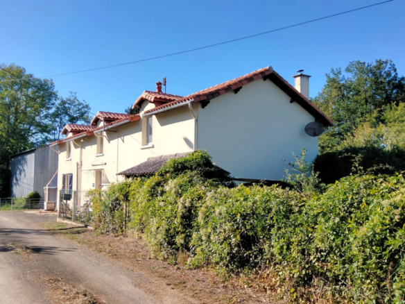 4-bedroom Country House In Usson-du-poitou, France (171 M²)