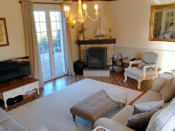 4-bedroom Country House In Usson-du-poitou, France (171 M²)
