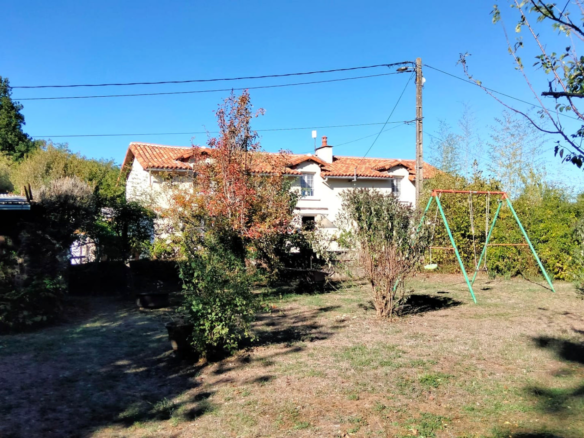 4-bedroom Country House In Usson-du-poitou, France (171 M²)