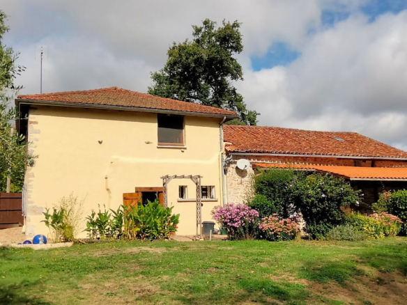 3-bedroom Country House In Roumazieres-loubert, France (170 M²)