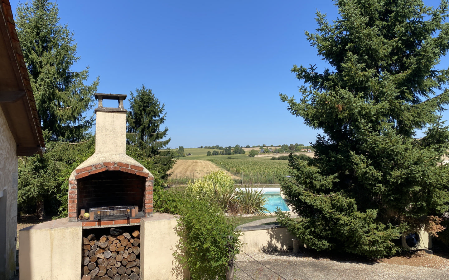 3-bedroom House In Saint-romain, France (130 M²)