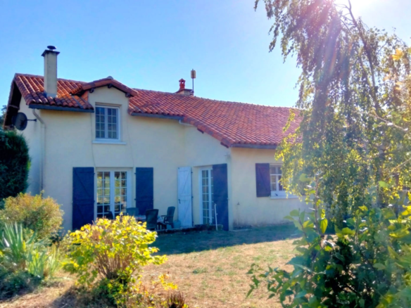 4-bedroom Country House In Usson-du-poitou, France (171 M²)