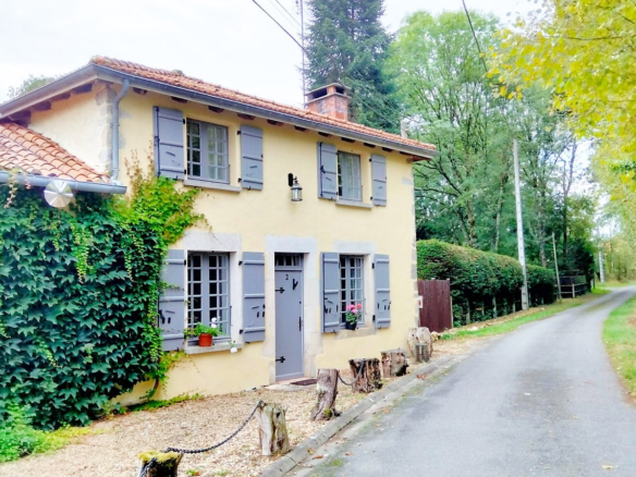 3-bedroom Country House In Roumazieres-loubert, France (170 M²)