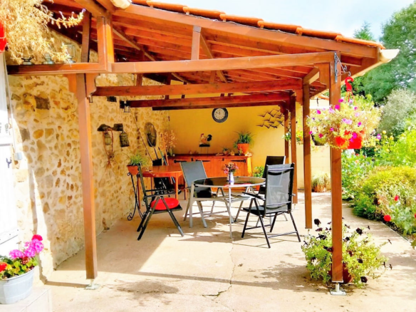 3-bedroom Country House In Roumazieres-loubert, France (170 M²)