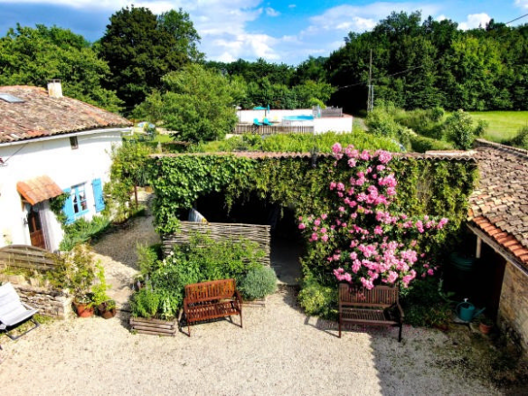 4-bedroom Country House In Messe, France (179 M²)