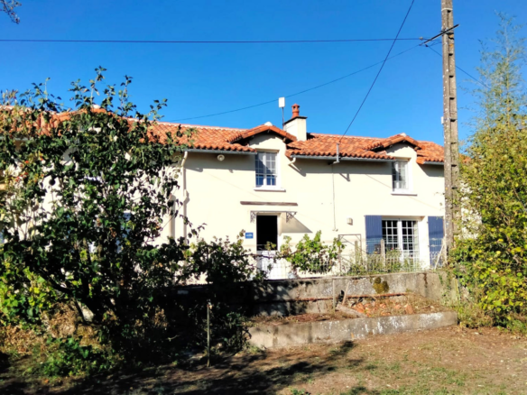 4-bedroom Country House In Usson-du-poitou, France (171 M²)