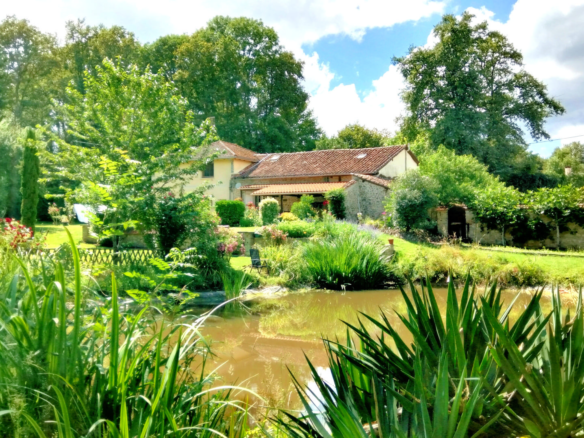3-bedroom Country House In Roumazieres-loubert, France (170 M²)