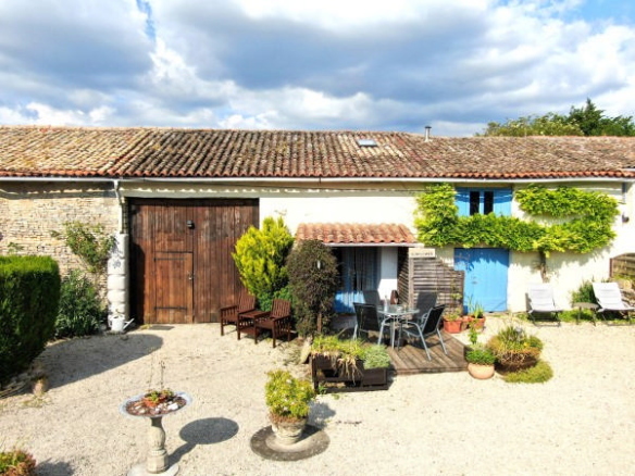 4-bedroom Country House In Messe, France (179 M²)