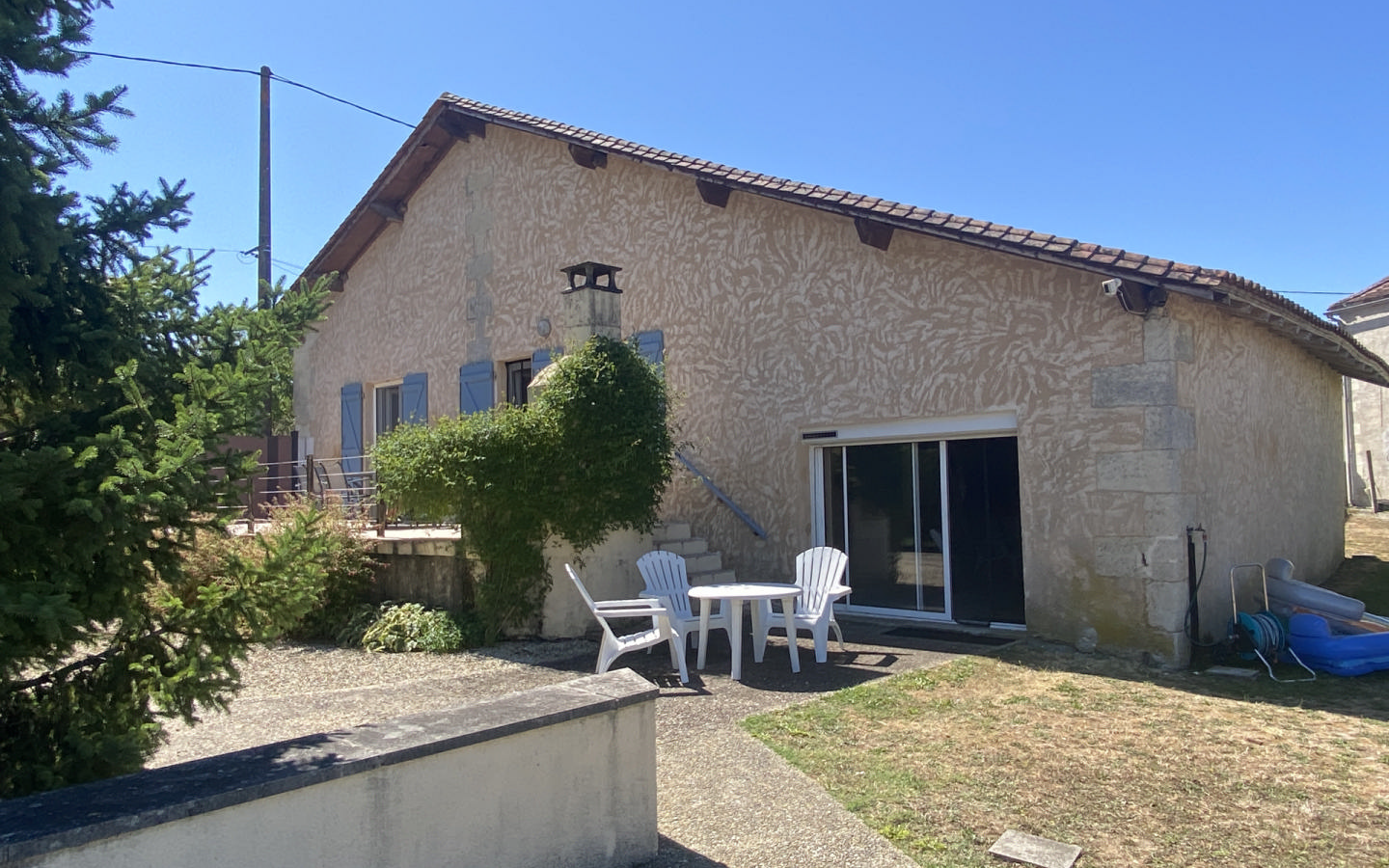 3-bedroom House In Saint-romain, France (130 M²)