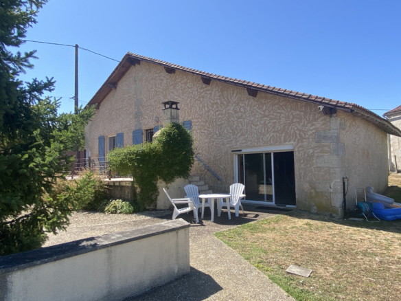 3-bedroom House In Saint-romain, France (130 M²)
