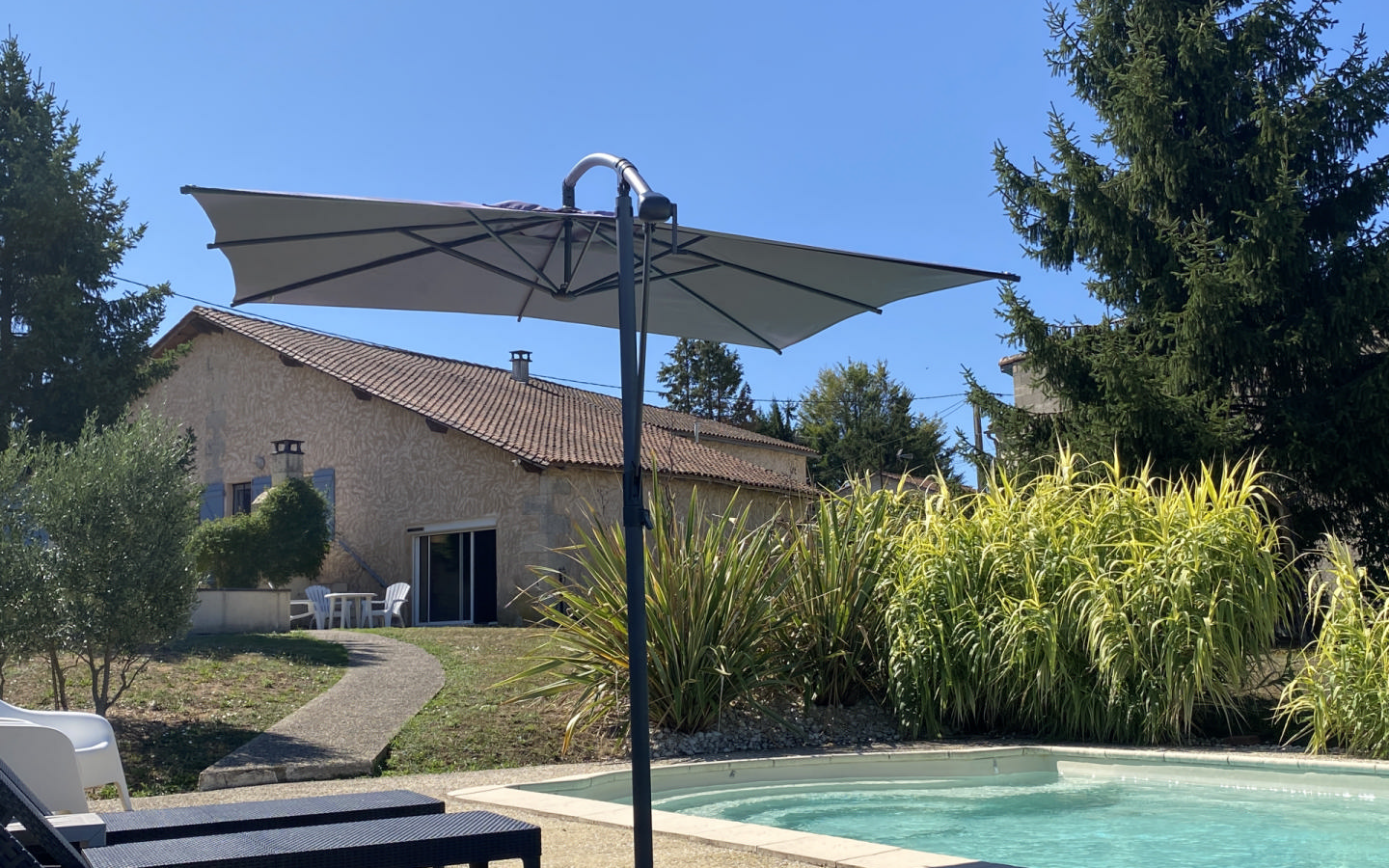 3-bedroom House In Saint-romain, France (130 M²)