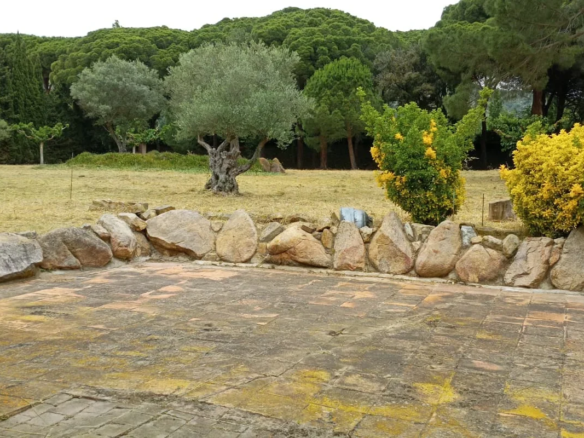 11-bedroom Countryhouse In Castell D’aro, Spain (1.141 M²)