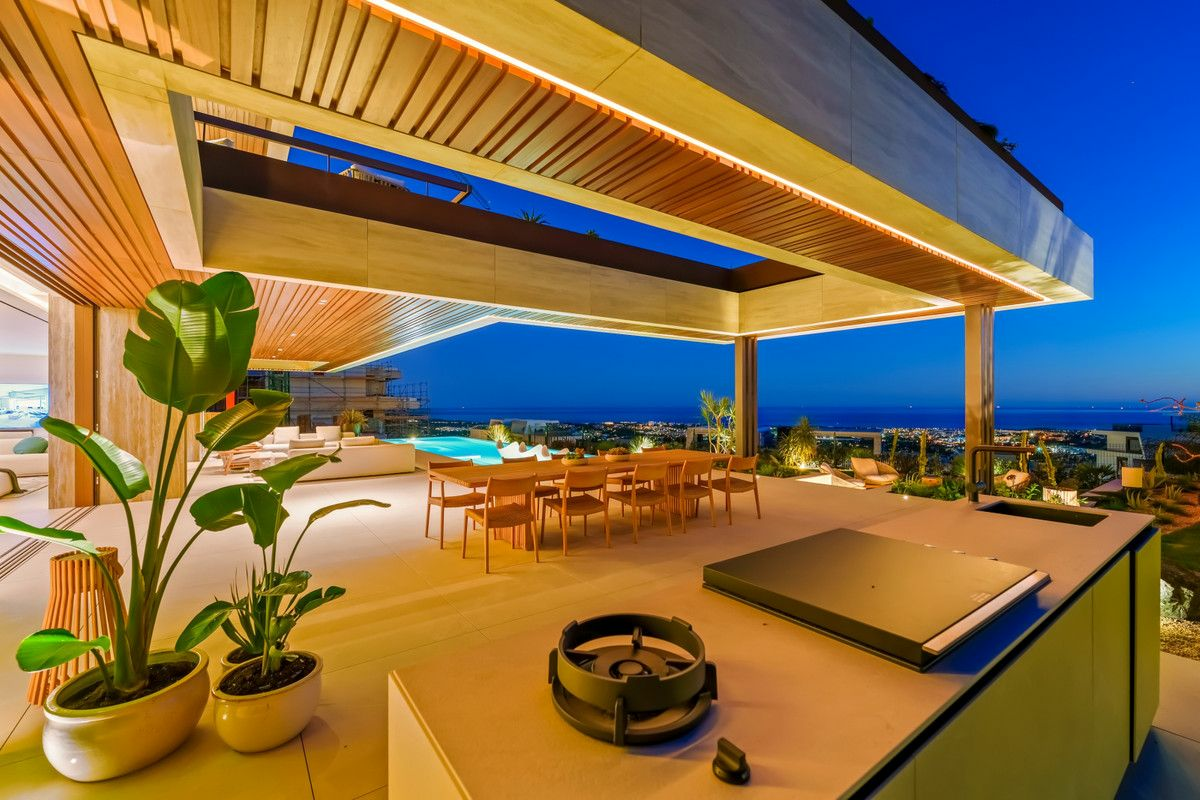 5-bedroom Villa In Benahavis, Spain (811 M²)