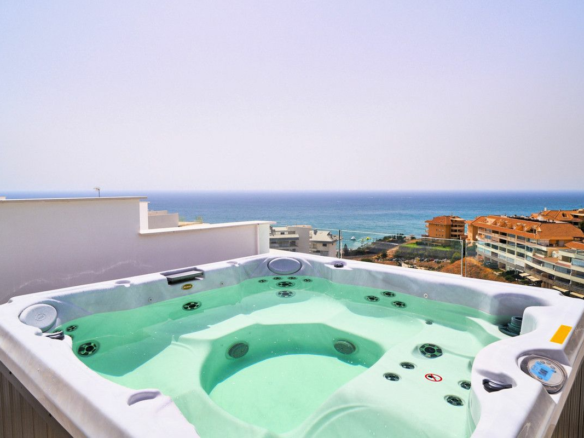2-bedroom Apartment In Fuengirola, Spain (101 M²)