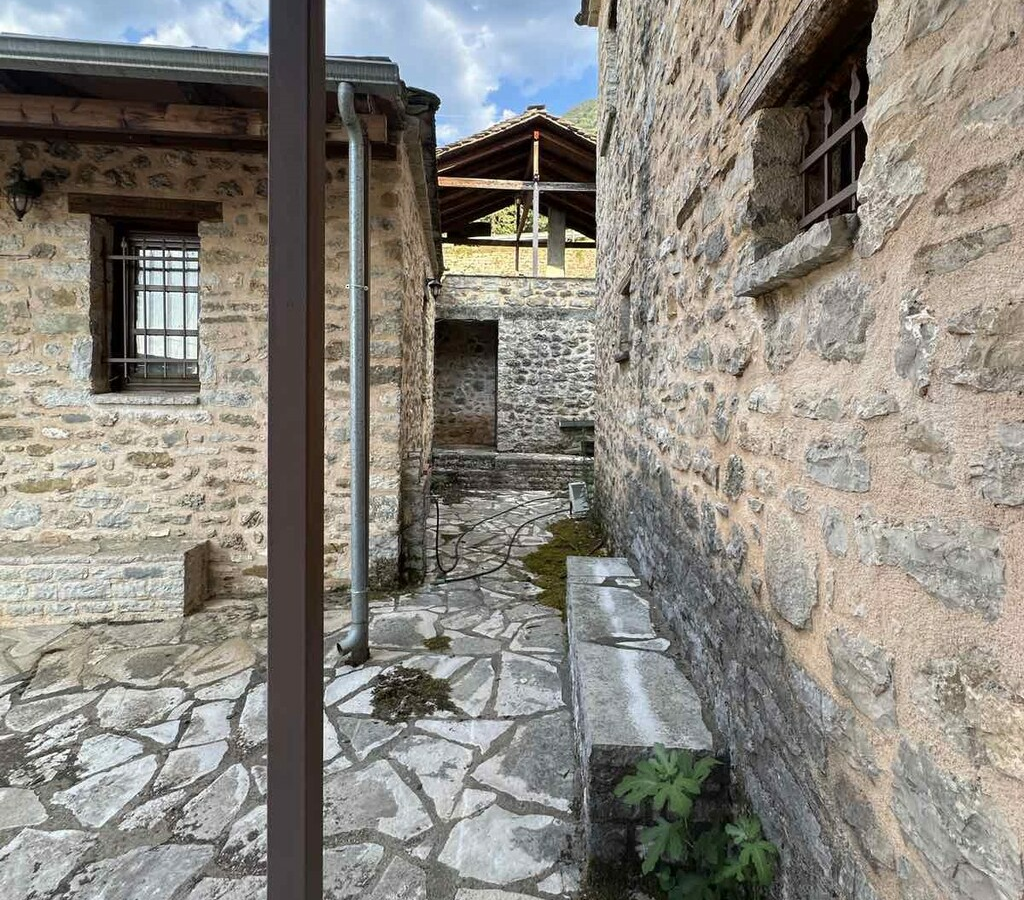 Hotel In Konitsa, Greece (310 M²)