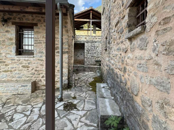 Hotel In Konitsa, Greece (310 M²)