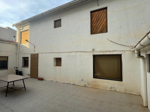 4-bedroom Townhouse In Pinoso, Spain (235 M²)