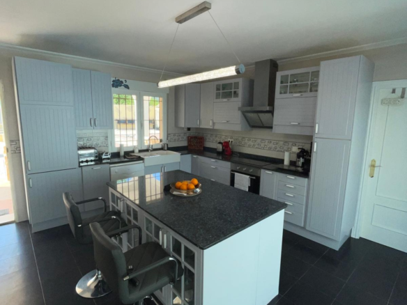 6-bedroom Detached Villa In Pinoso, Spain (453 M²)