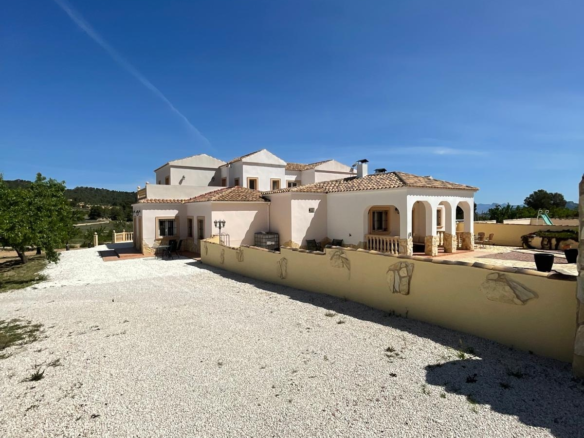 6-bedroom Detached Villa In Pinoso, Spain (453 M²)