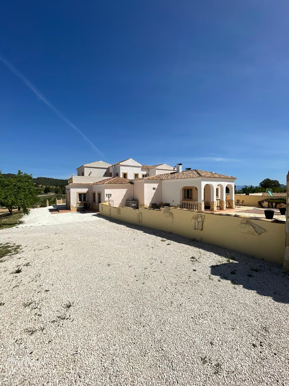 6-bedroom Detached Villa In Pinoso, Spain (453 M²)