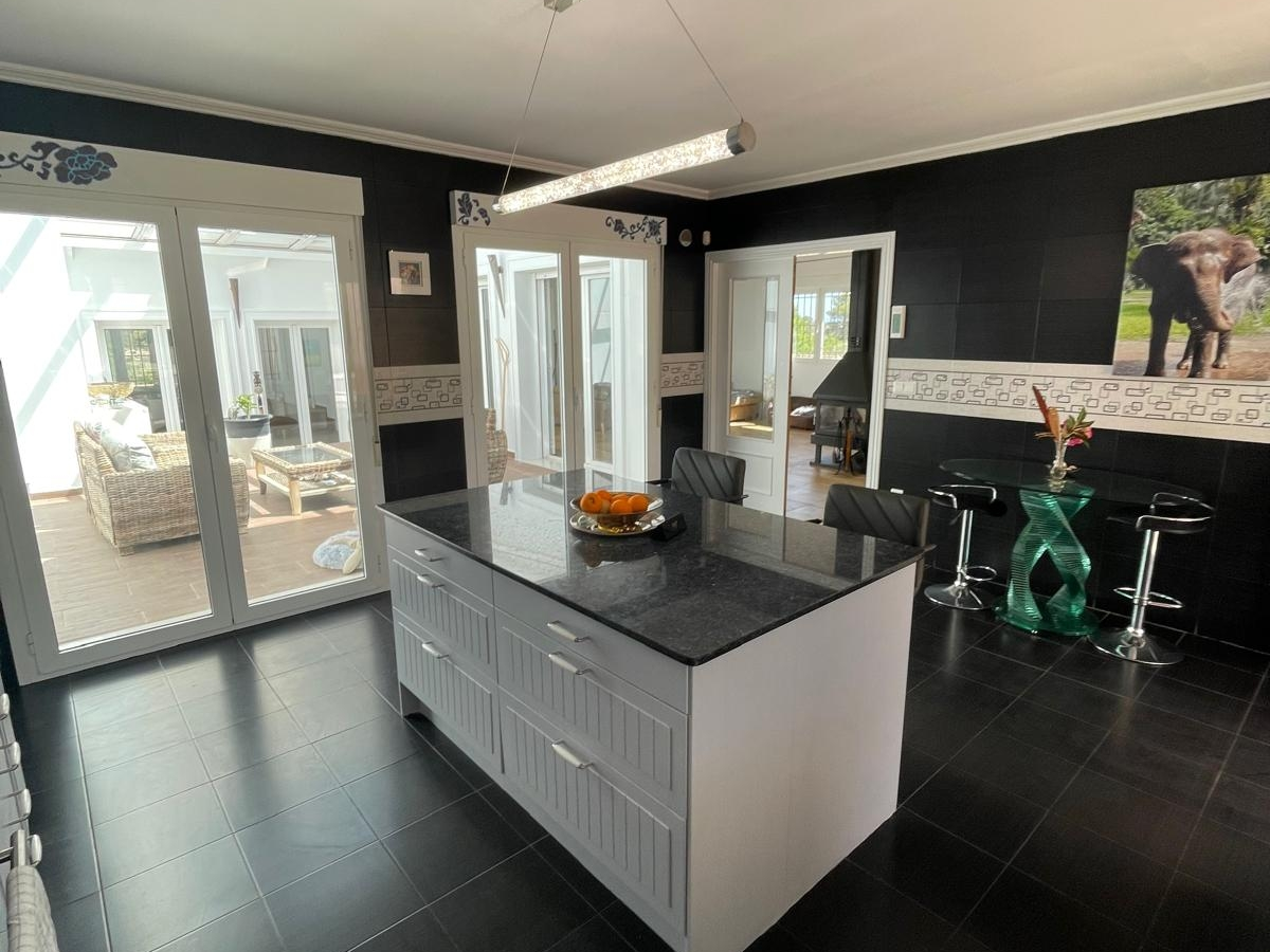 6-bedroom Detached Villa In Pinoso, Spain (453 M²)