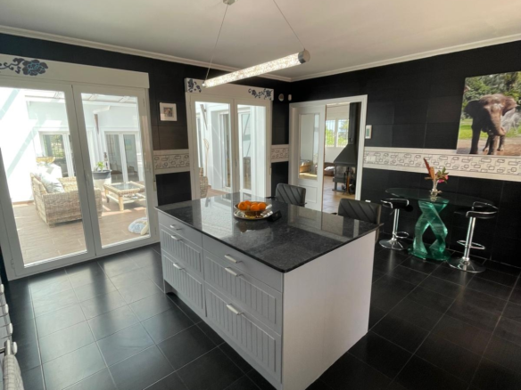 6-bedroom Detached Villa In Pinoso, Spain (453 M²)
