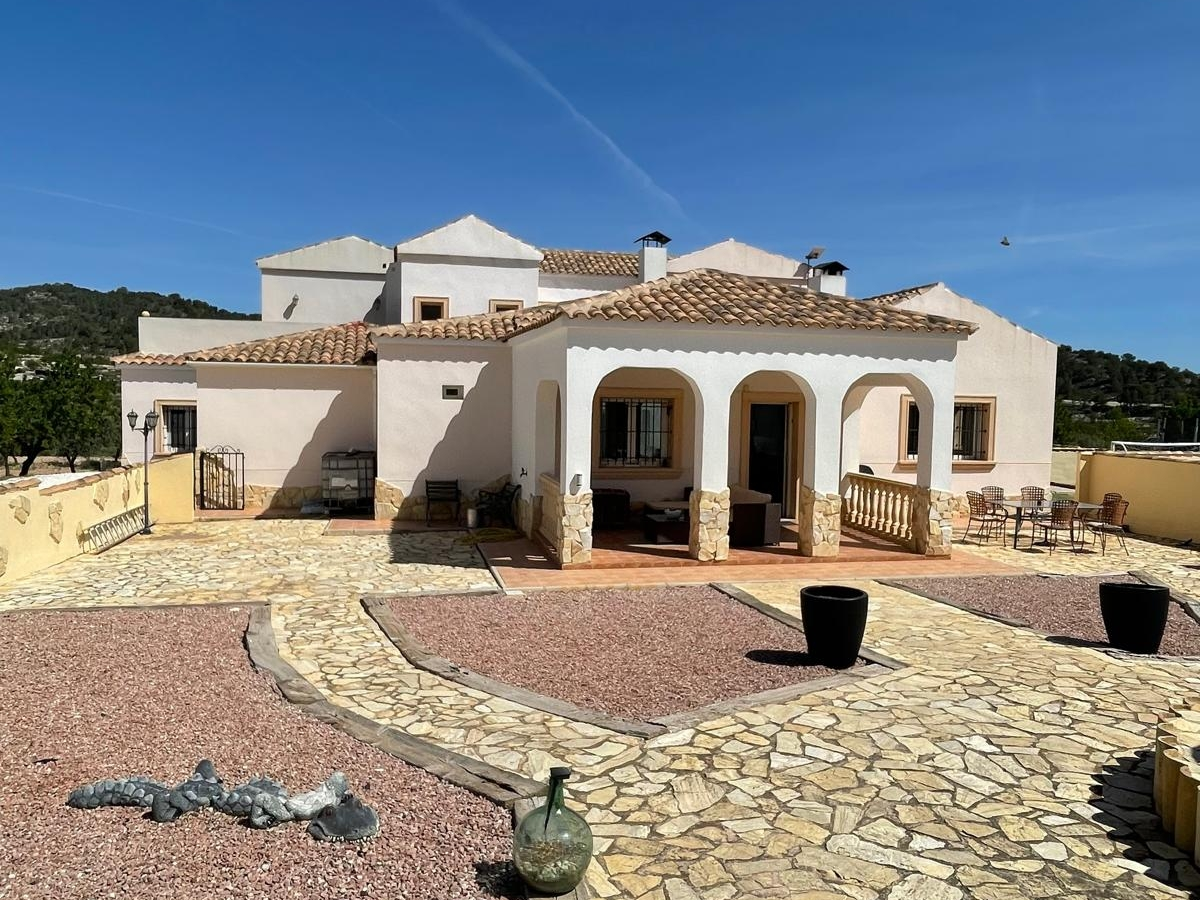 6-bedroom Detached Villa In Pinoso, Spain (453 M²)