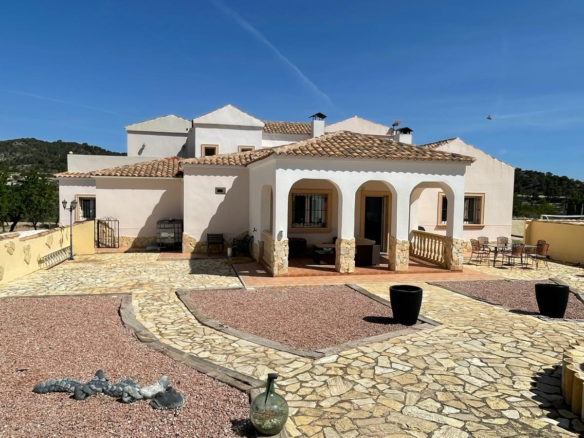 6-bedroom Detached Villa In Pinoso, Spain (453 M²)