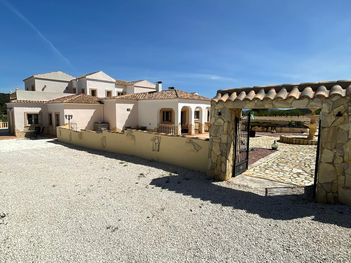 6-bedroom Detached Villa In Pinoso, Spain (453 M²)