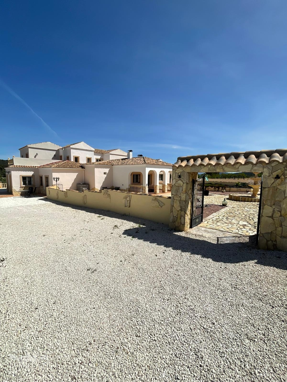6-bedroom Detached Villa In Pinoso, Spain (453 M²)