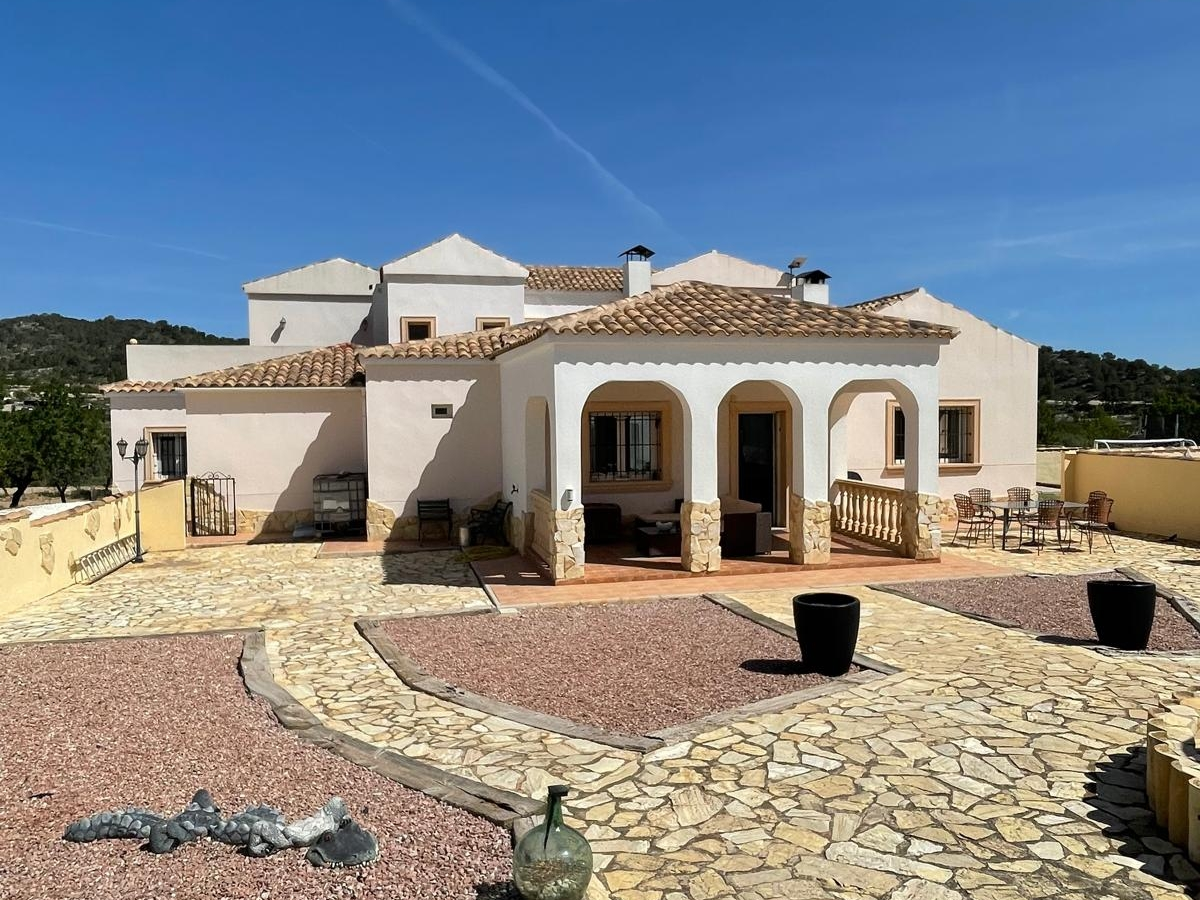 6-bedroom Detached Villa In Pinoso, Spain (453 M²)