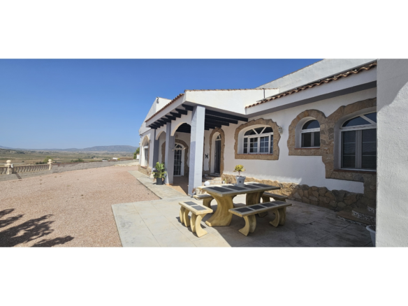 4-bedroom Country House In Mon&oacute;var, Spain